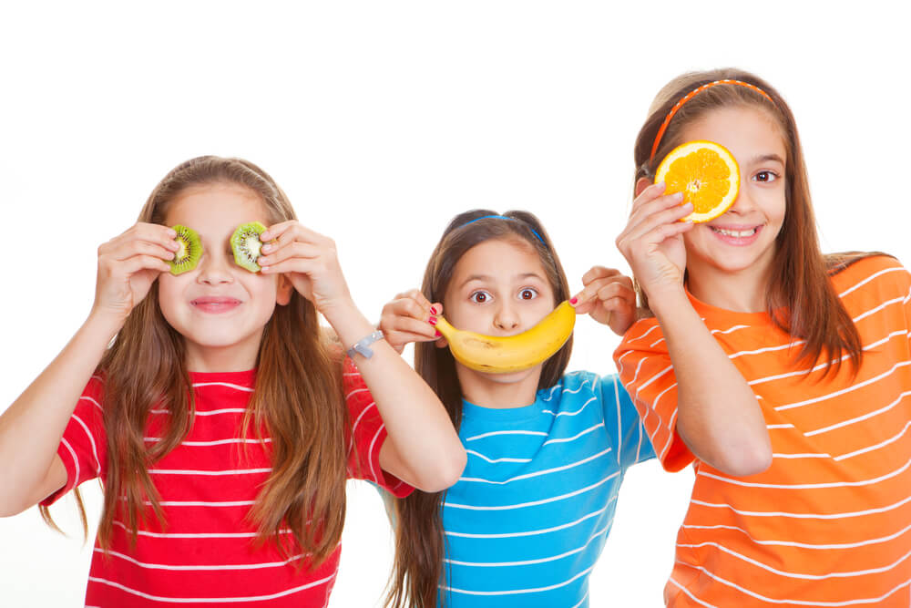 kids eating healthy food
